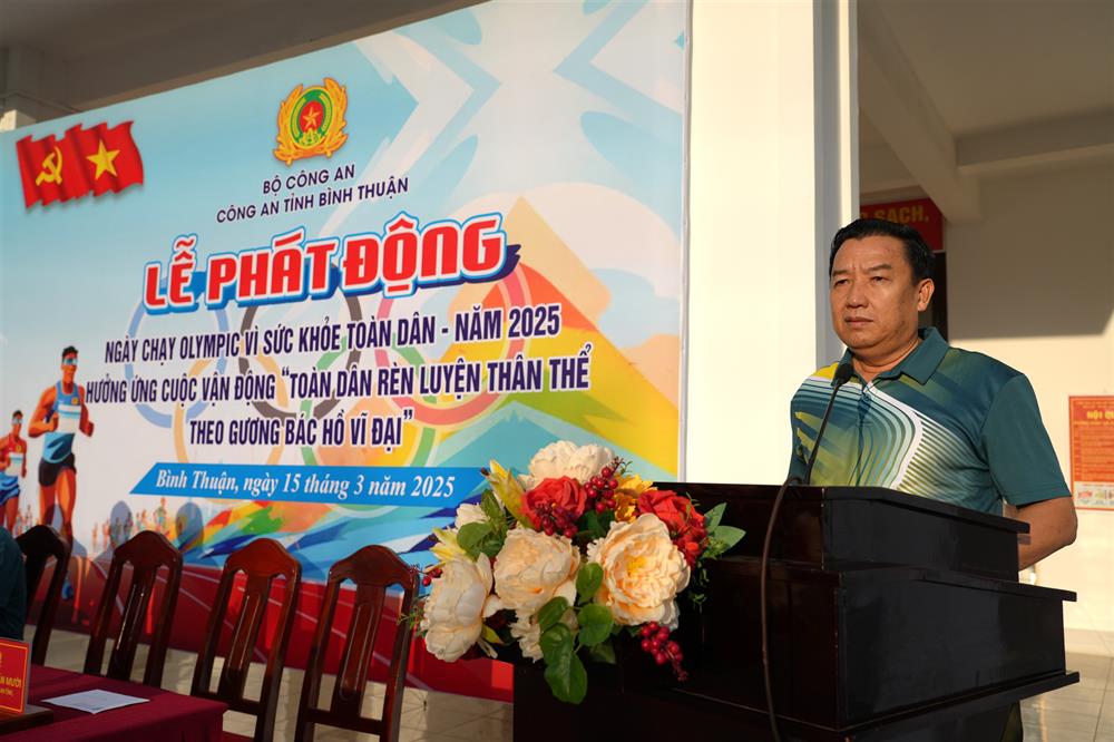Đại tá Trần Văn Mười, Phó Giám đốc Công an tỉnh phát động Ngày chạy Olympic vì sức khỏe toàn dân năm 2025.