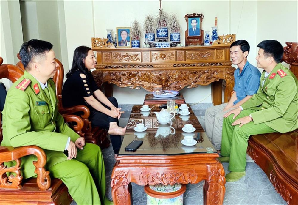 Công an xã Đạo Lý, huyện Lý Nhân, (Hà Nam) thăm hỏi và phối hợp cùng gia đình động viên anh Vũ Nguyên Văn (thôn Sàng) trong quá trình tái hòa nhập cộng đồng.