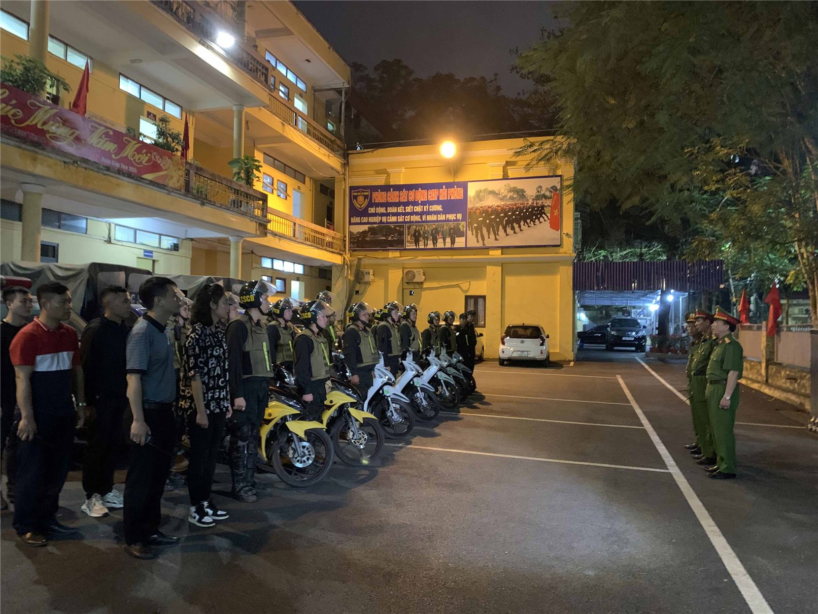 Đại tá Hoàng Văn Nam, Trưởng Phòng Cảnh sát cơ động chỉ đạo ra quân tuần tra, kiểm soát ban đêm.