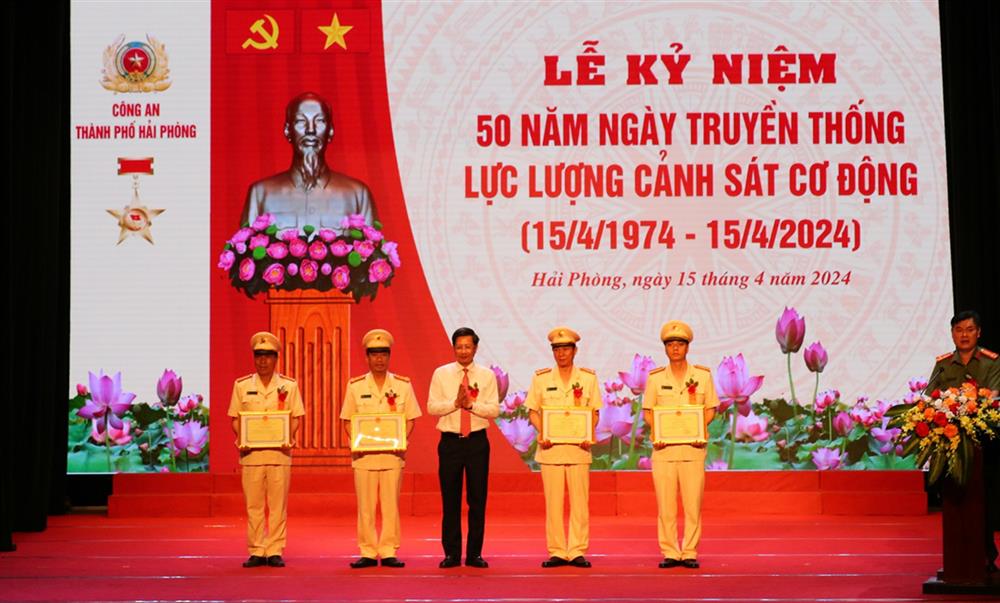 Phó Chủ tịch Thường trực UBND TP Lê Anh Quân trao Bằng khen tặng các tập thể, cá nhân xuất sắc nhân kỷ niệm 50 năm ngày truyền thống lực lượng CSCĐ.