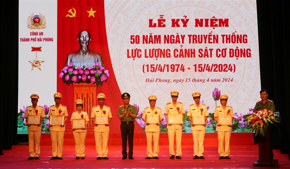 Thiếu tướng Vũ Thanh Chương, Giám đốc Công an TP Hải Phòng trao Giấy khen tặng các tập thể, cá nhân xuất sắc.