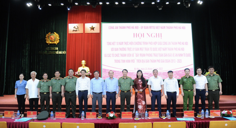 Thứ trưởng Lê Quốc Hùng và các đại biểu dự hội nghị.