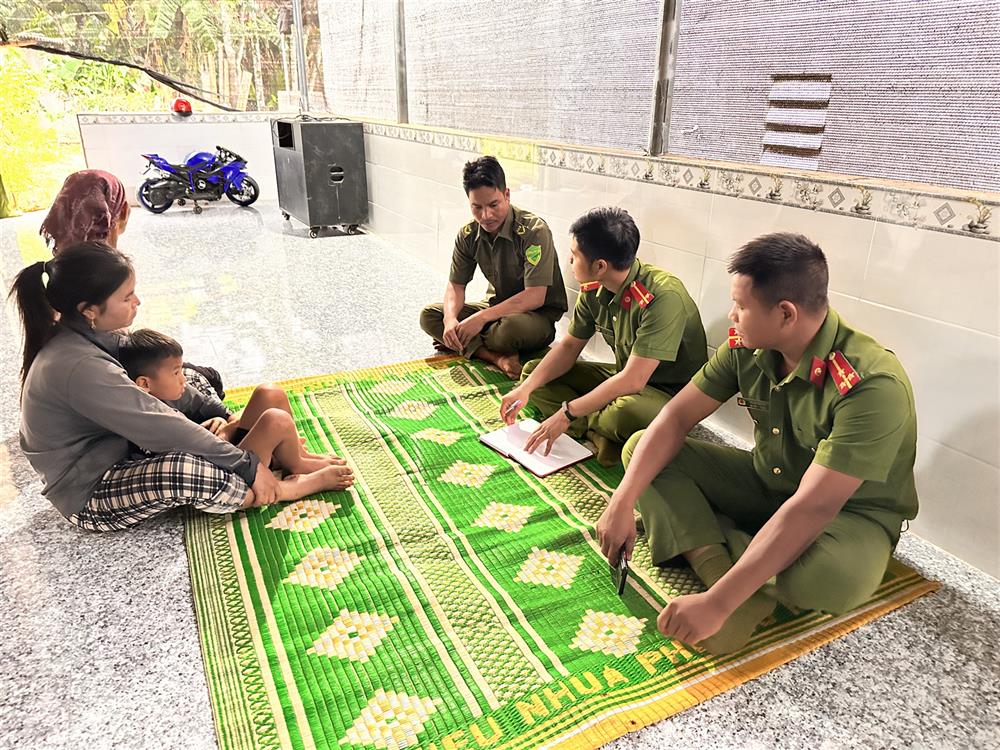 Công an xã Ba Tiêu, huyện Ba Tơ làm việc với gia đình bà Phạm Thị Bon nghiêm cấm việc hoạt động mê tín dị đoan.