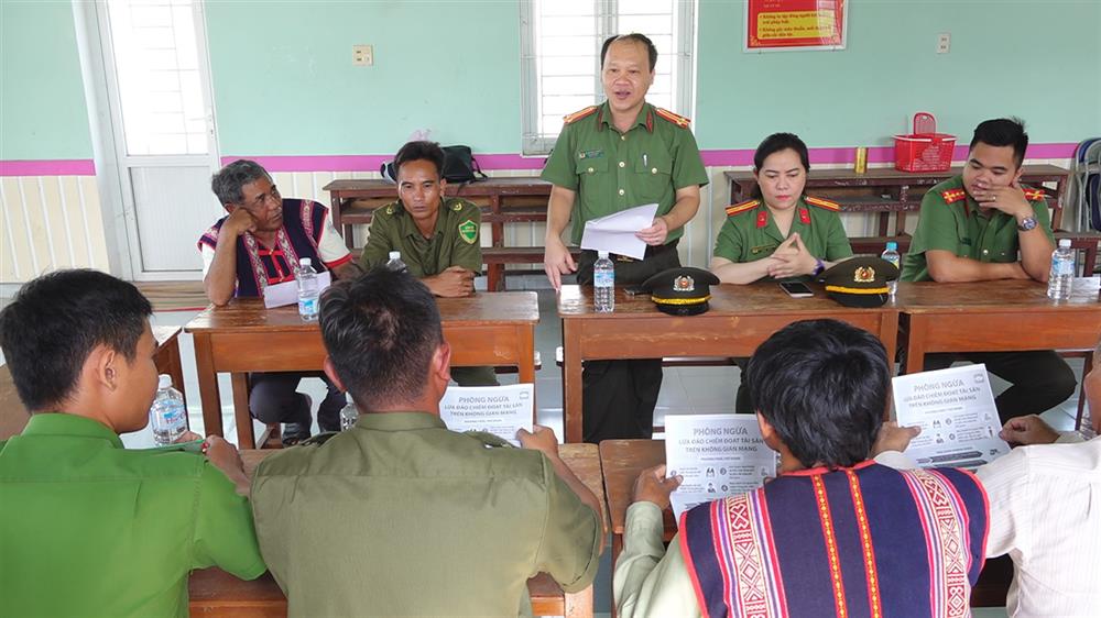 Phòng An ninh nội địa Công an tỉnh tuyên truyền về phòng chống tội phạm trên không gian mạng cho bà con làng Kà Xim, huyện Vân Canh.