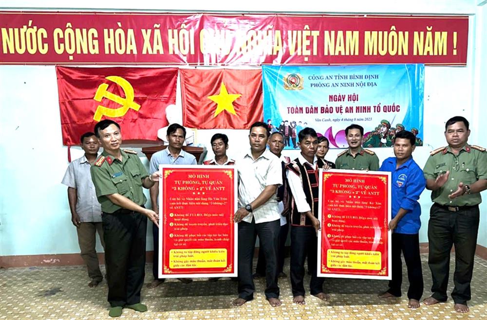 Phòng An ninh nội địa hướng dẫn bà con làng kết nghĩa tổ chức thực hiện mô hình ANTT.