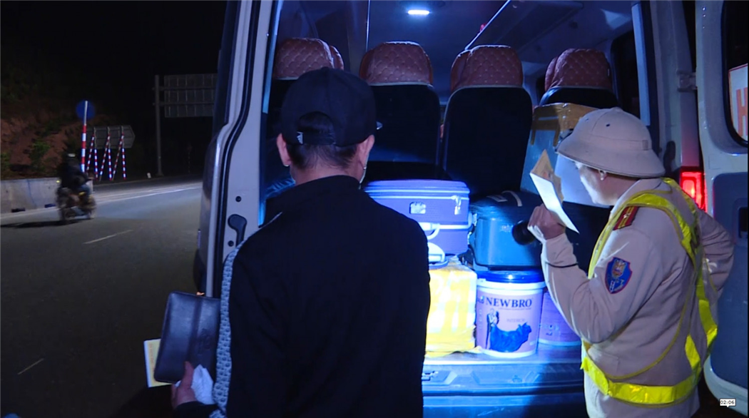 Lực lượng CSGT tăng cường kiểm soát vận chuyển hàng hóa trái phép.
