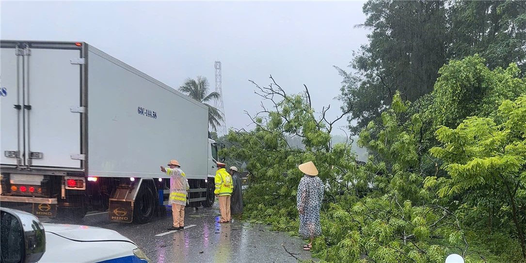 Lực lượng Công an Quảng Bình trực tiếp khắc phục các điểm sạt lở trên các tuyến đường, hỗ trợ hướng dẫn người dân đi lại được an toàn.