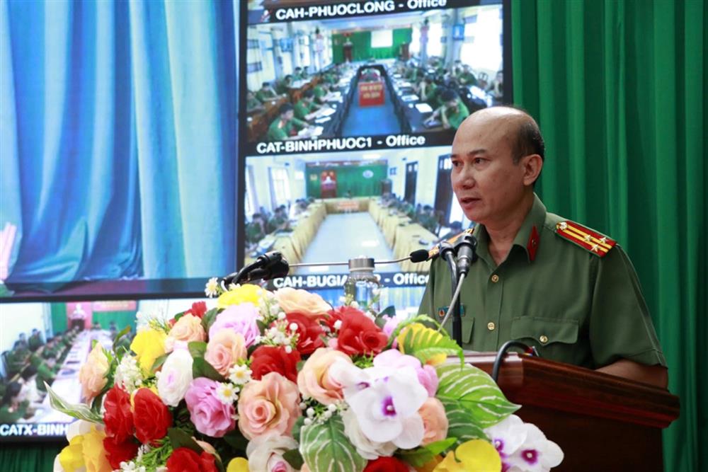 Thượng tá Hồ Quyết Thắng, Trưởng phòng Công tác đảng và công tác chính trị Công an tỉnh, báo cáo viên cấp tỉnh báo cáo chuyên đề.