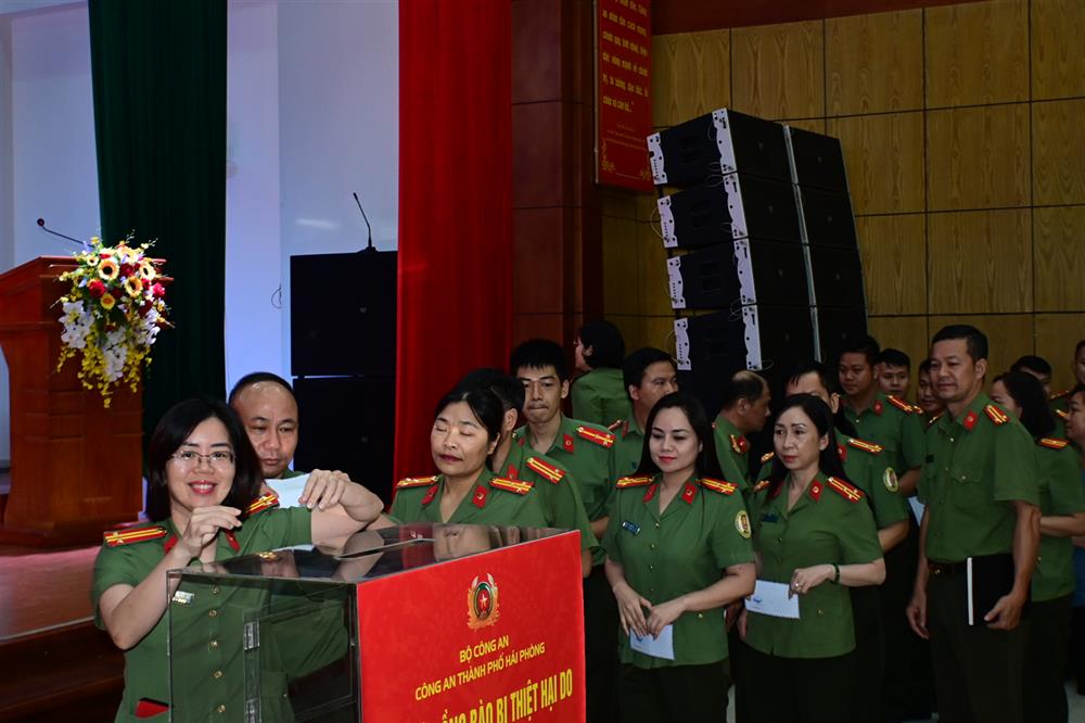 Lãnh đạo, cán bộ, chiến sĩ Công an TP Hải Phòng ủng hộ đồng bào bị thiên tai, bão lũ.