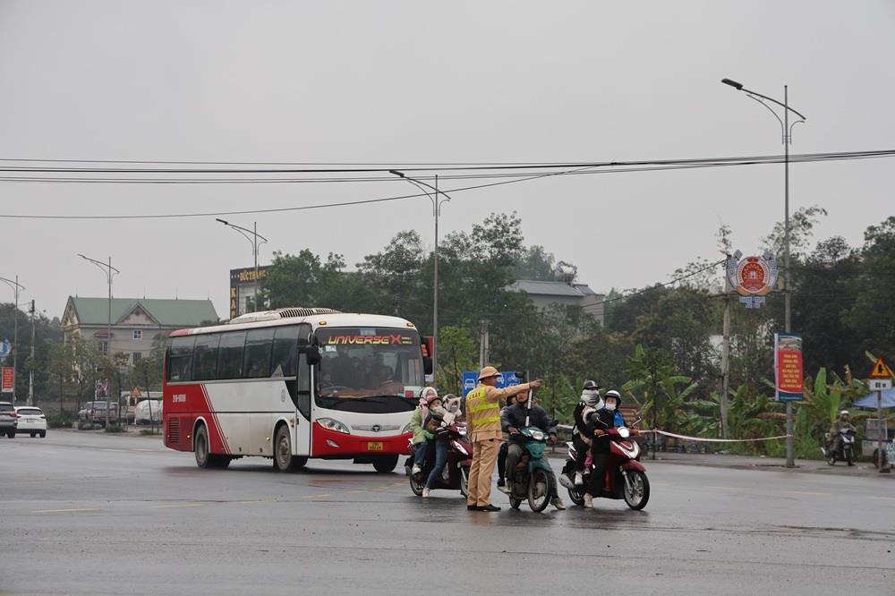 Lực lượng Cảnh sát giao thông Công an tỉnh phân luồng, hướng dẫn các phương tiện và người dân vào các bãi gửi xe khu vực Đền Hùng.