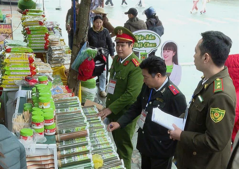 Đoàn kiểm tra các hoạt động kinh doanh dịch vụ tại Đền Hùng.