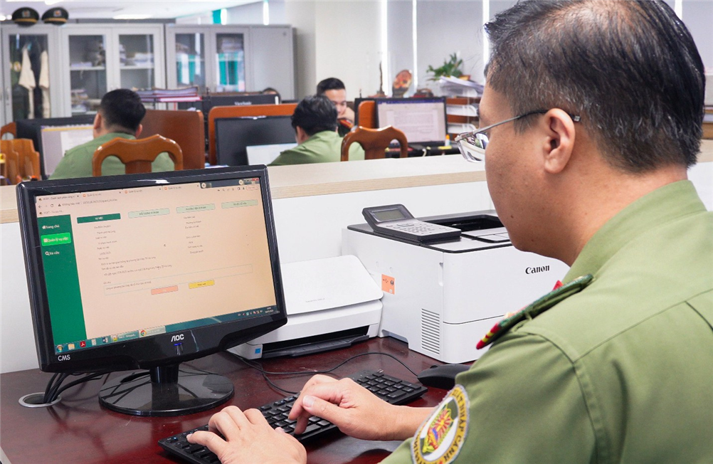 Cán bộ Phòng Quản lý xuất nhập cảnh số hoá dữ liệu đưa vào phần mềm.