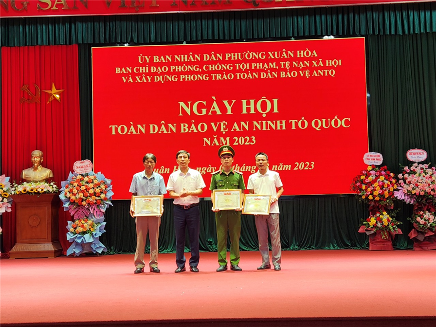 Đồng chí Nguyễn Tiến Thông, Phó Chủ tịch UBND thành phố Phúc Yên, Trưởng Ban chỉ đạo xây dựng phong trào bảo vệ ANTQ thành phố Phúc Yên trao giấy khen của UBND TP cho các cá nhân có thành tích trong phong trào toàn dân bảo vệ ANTQ.