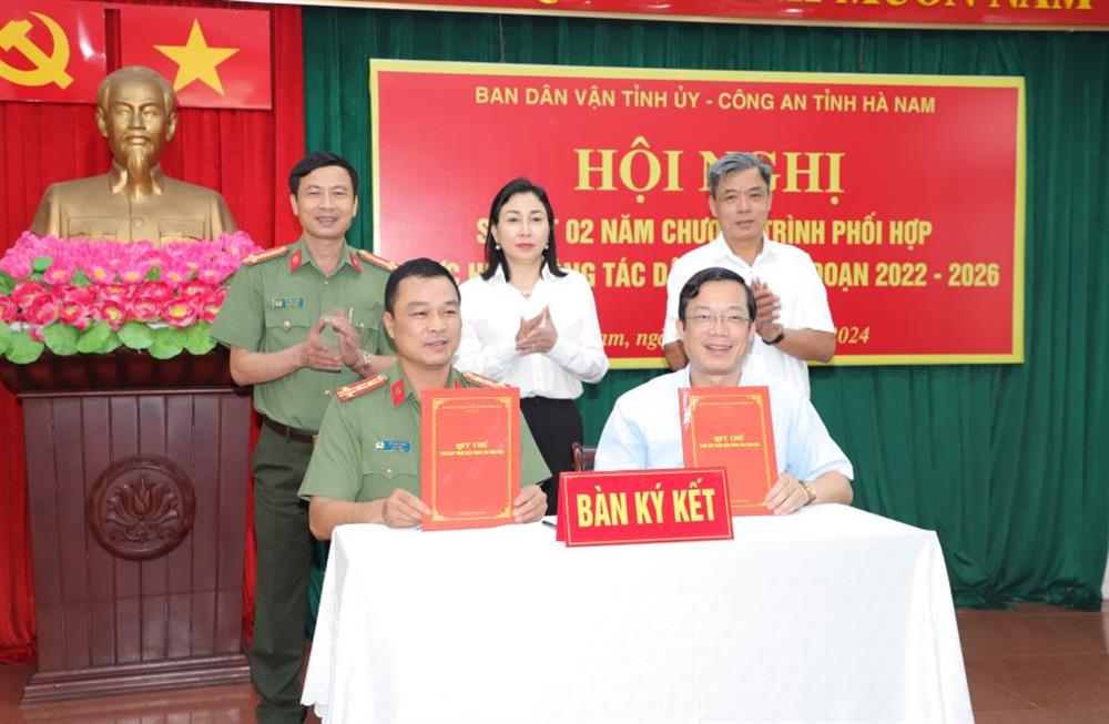 Đại diện lãnh đạo Ban Dân vận Tỉnh ủy và Công an tỉnh ký kết chương trình phối hợp.