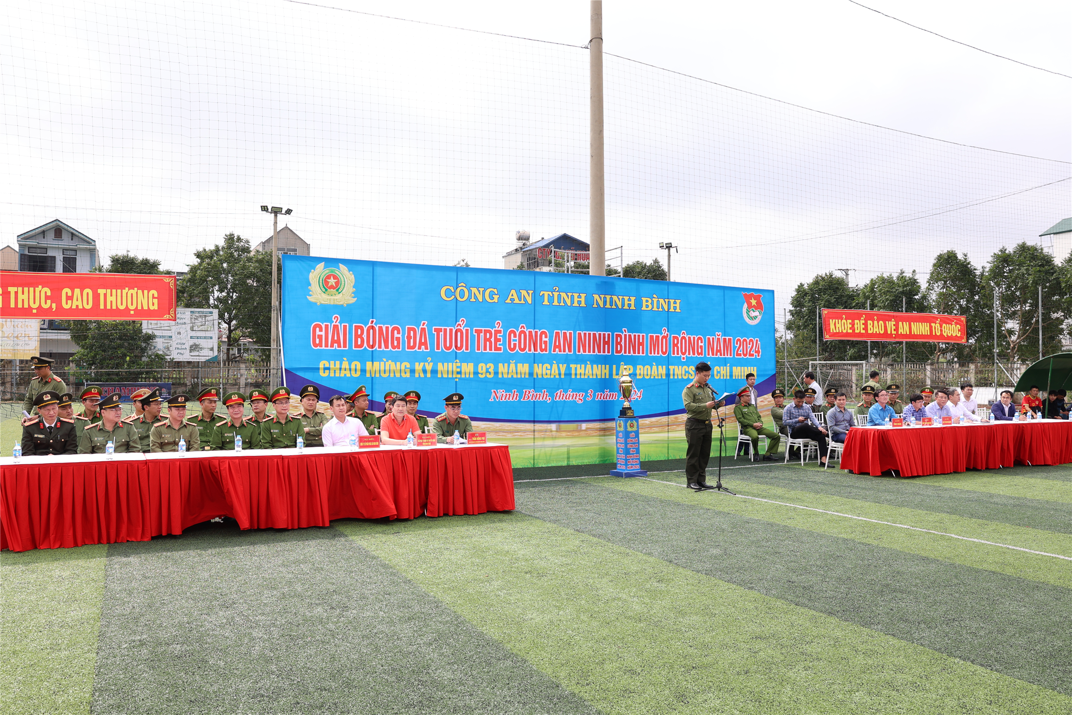 Các đại biểu dự buổi khai mạc.