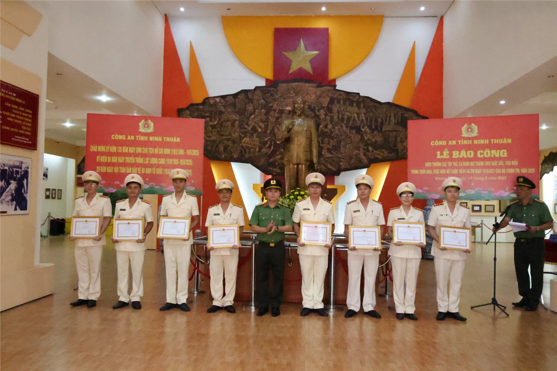 Đại tá Huỳnh Tấn Hạnh trao tặng giấy khen cho các tập thể, cá nhân tiêu biểu xuất sắc.