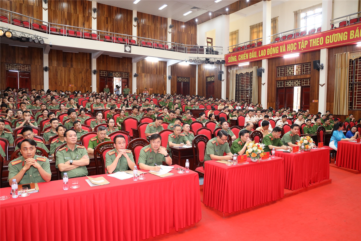 Các đại biểu tham gia chương trình đối thoại.