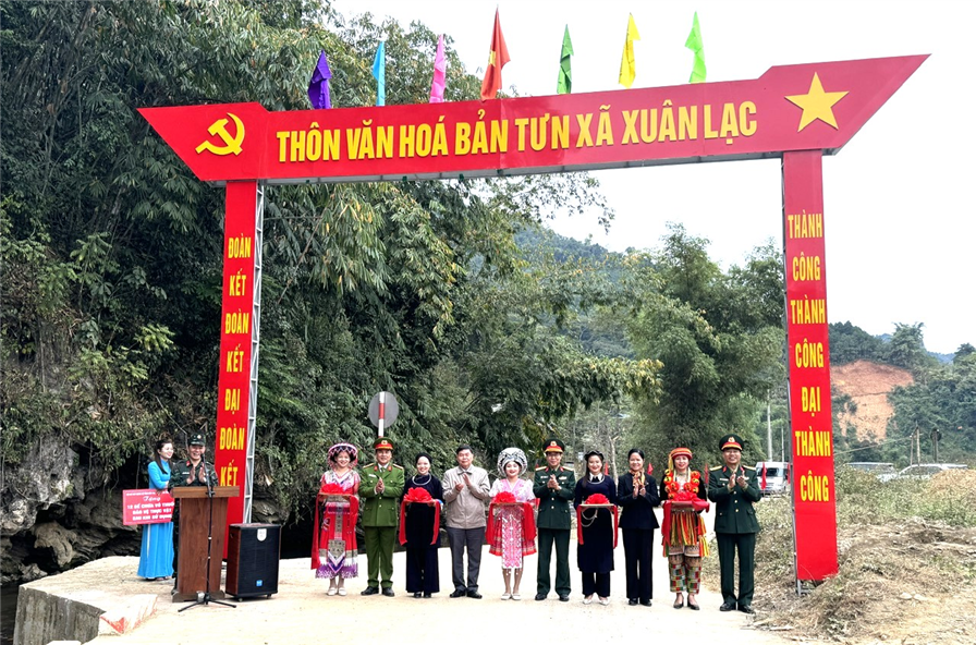 Lực lượng Công an, Quân đội cắt băng khánh thành và bàn giao đưa vào sử dụng Cổng trào thôn Bản Tưn, xã Xuân Lạc, huyện Chợ Đồn.
