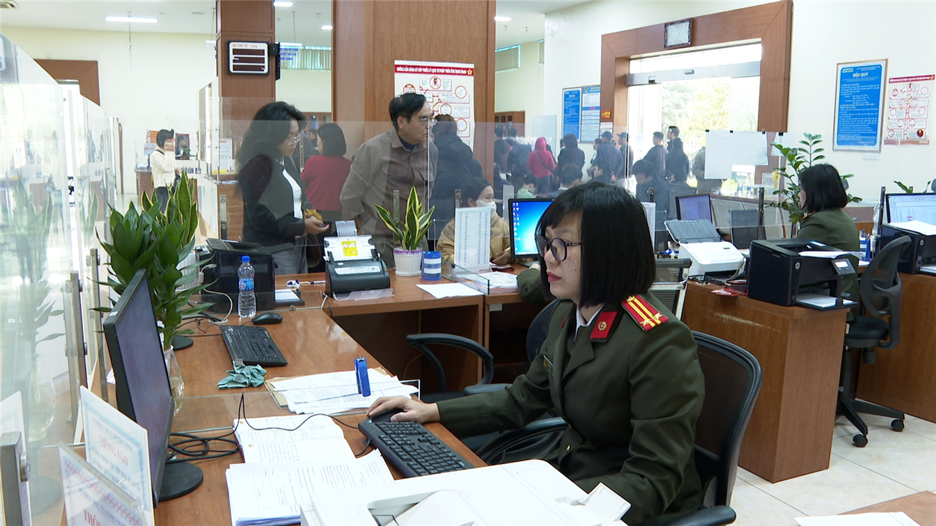 Cán bộ phòng Hồ sơ nghiệp vụ hướng dẫn người dân làm thủ tục  cấp Phiếu lý lịch tư pháp.