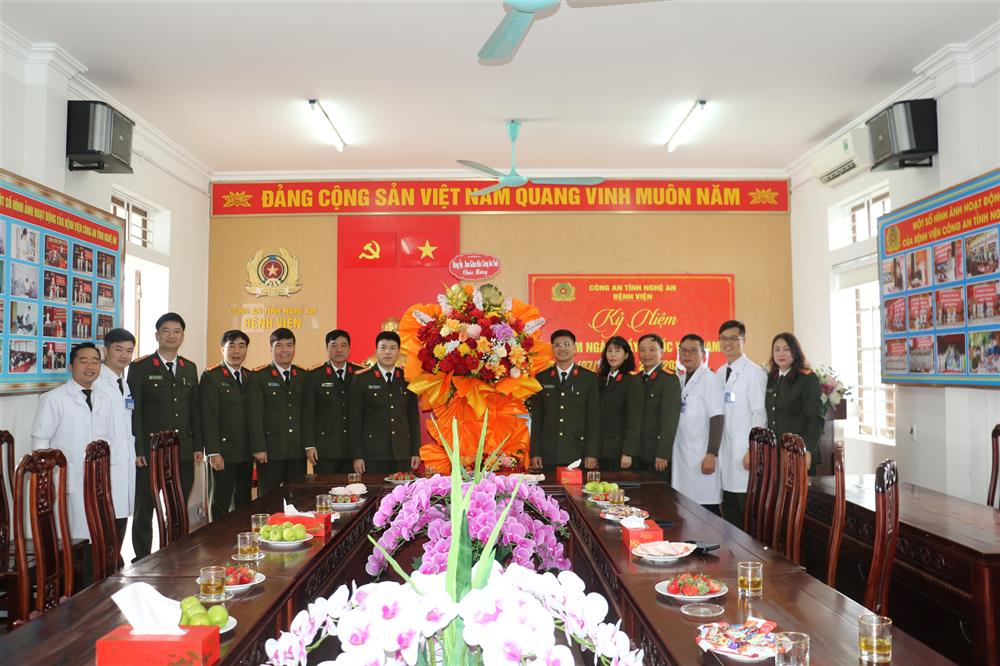 Đại tá Trần Hồng Quang, Phó Giám đốc Công an tỉnh thăm, làm việc và tặng hoa chúc mừng y, bác sĩ Bệnh viện Công an tỉnh; Bệnh xá Trại tạm giam; Phòng Kỹ thuật hình sự nhân kỷ niệm Ngày Thầy thuốc Việt Nam.