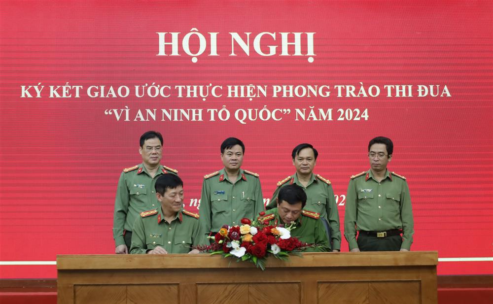 Lãnh đạo Công an các tỉnh trong Cụm thi đua số 3 ký kết giao ước thi đua.