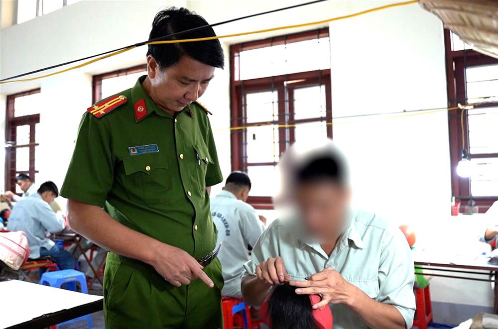 Học viên được hướng dẫn học nghề làm tóc giả.