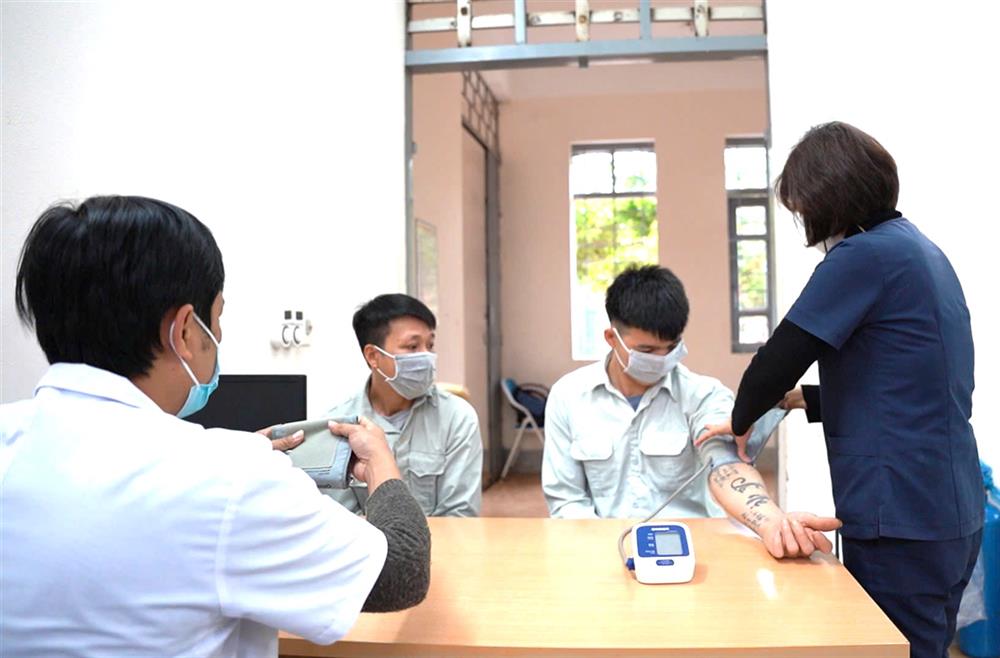 Cán bộ Cơ sở cai nghiện ma túy tỉnh Điện Biên kiểm tra sức khỏe cho học viên.