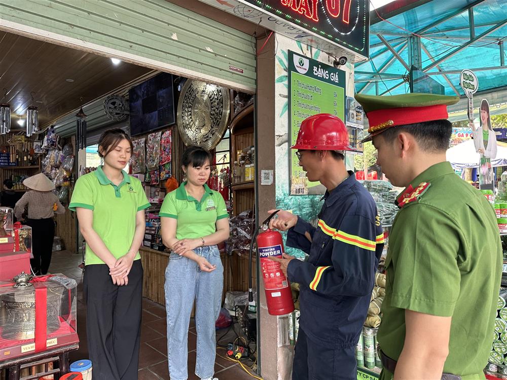 Lực lượng PCCC và CNCH tuyên truyền, hướng dẫn công tác PCCC đối với chủ các cơ sở kinh doanh trong khu di tích.