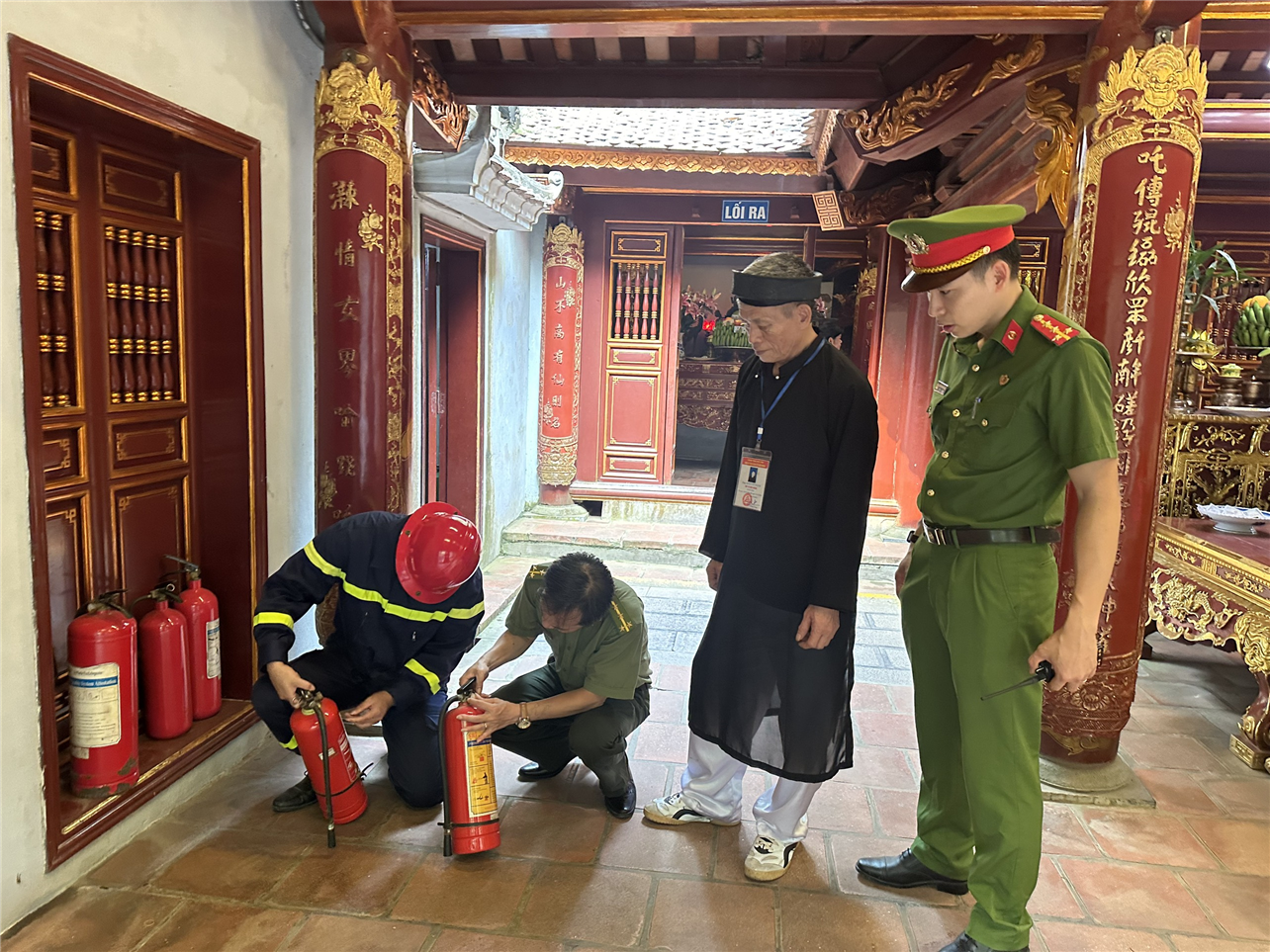 Lực lượng Cảnh sát PCCC và CNCH thường xuyên kiểm tra các trang thiết bị chữa cháy tại các đền, chùa trong khu di tích