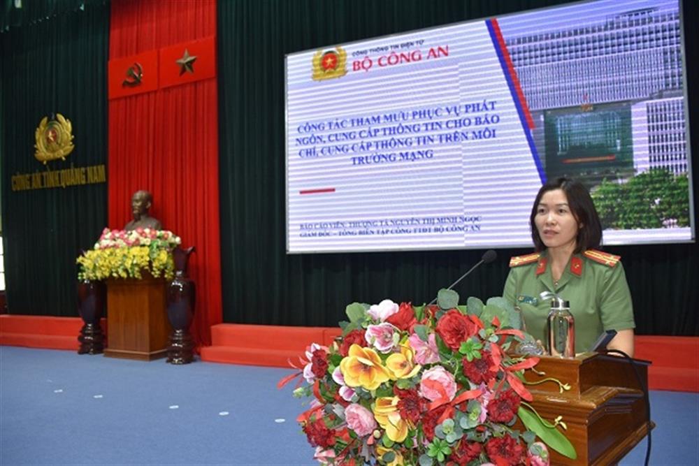 Thượng tá Nguyễn Thị Minh Ngọc, Giám đốc Cổng thông tin điện tử Bộ Công an báo cáo  Lớp bồi dưỡng