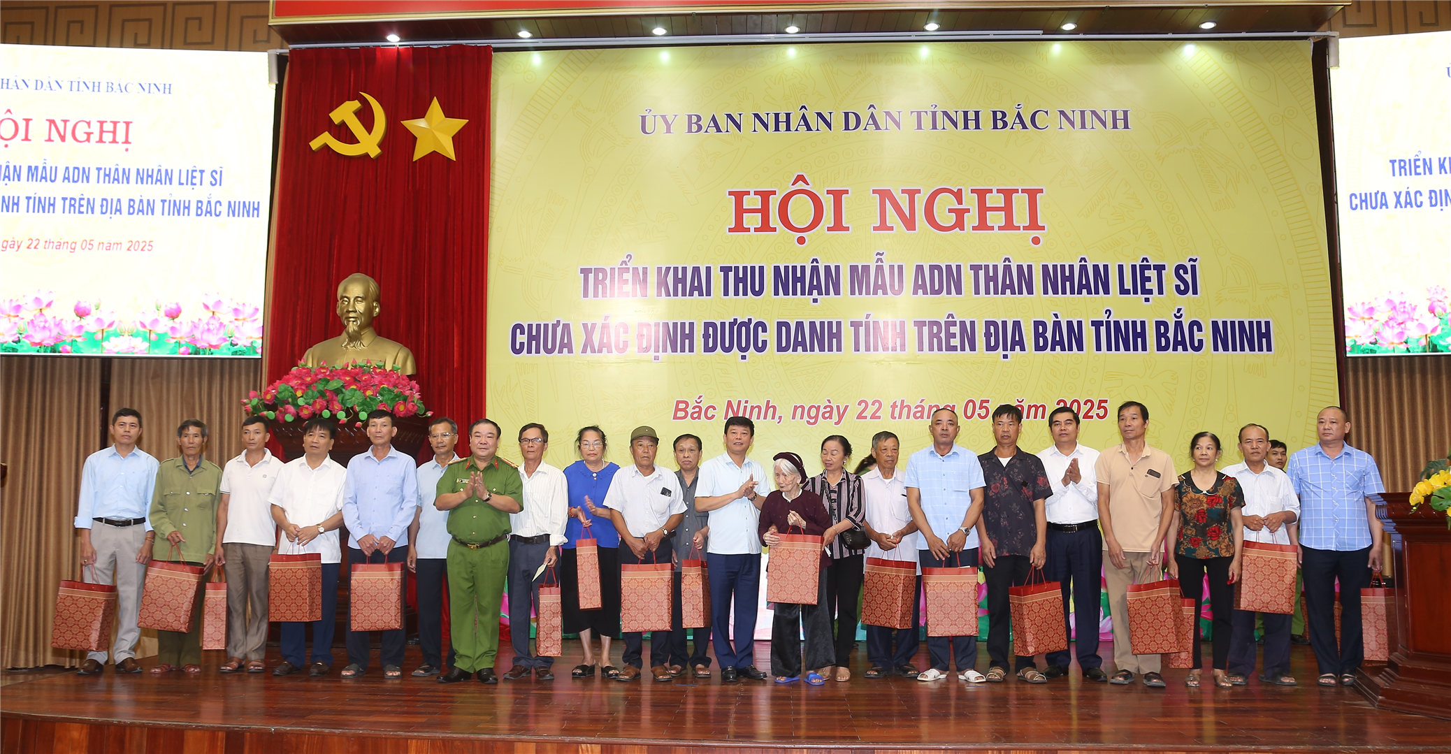 1. Phó Chủ tịch Ủy ban nhân dân tỉnh Ngô Tân Phượng và Đại tá Phạm Văn Lương, Phó Giám đốc Công an tỉnh trao tặng quà đại diện thân nhân liệt sĩ chưa xác định danh tính tham gia thu nhận mẫu.
