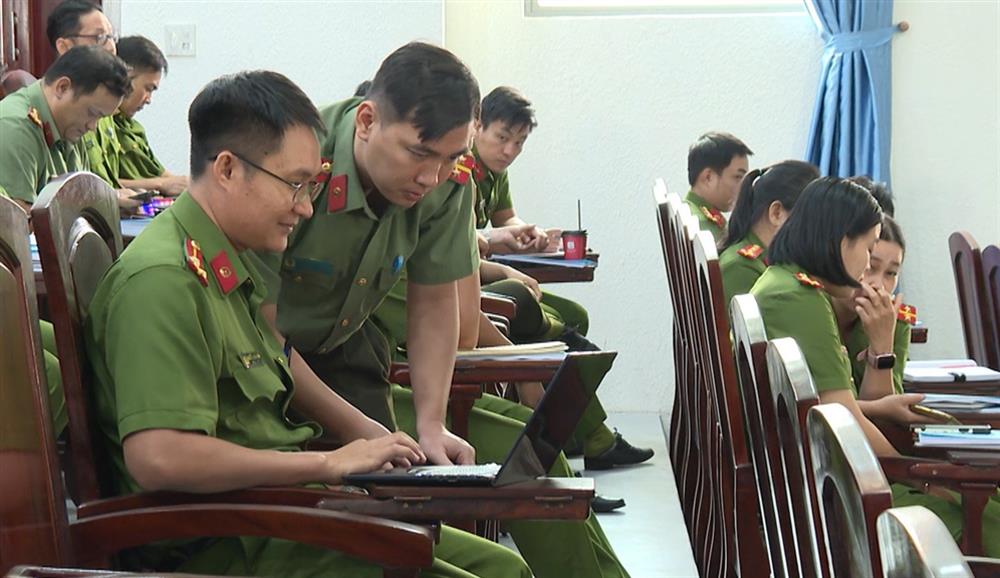 Chỉ huy, cán bộ đội Viễn thông tin học, Phòng Tham mưu, Công an tỉnh Bình Thuận Hướng dẫn cho cán bộ, chiến sĩ.