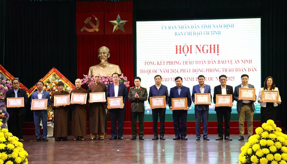 Các tập thể, cá nhân có thành tích xuất sắc trong phong trào “Toàn dân bảo vệ ANTQ” được Giám đốc Công an tỉnh Nam Định biểu dương, khen thưởng.