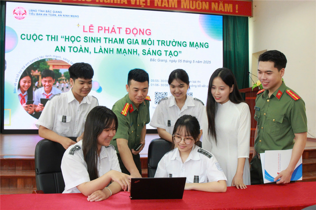 Cán bộ Tiểu ban An toàn an ninh mạng chia sẻ thông tin với học sinh về Cuộc thi.