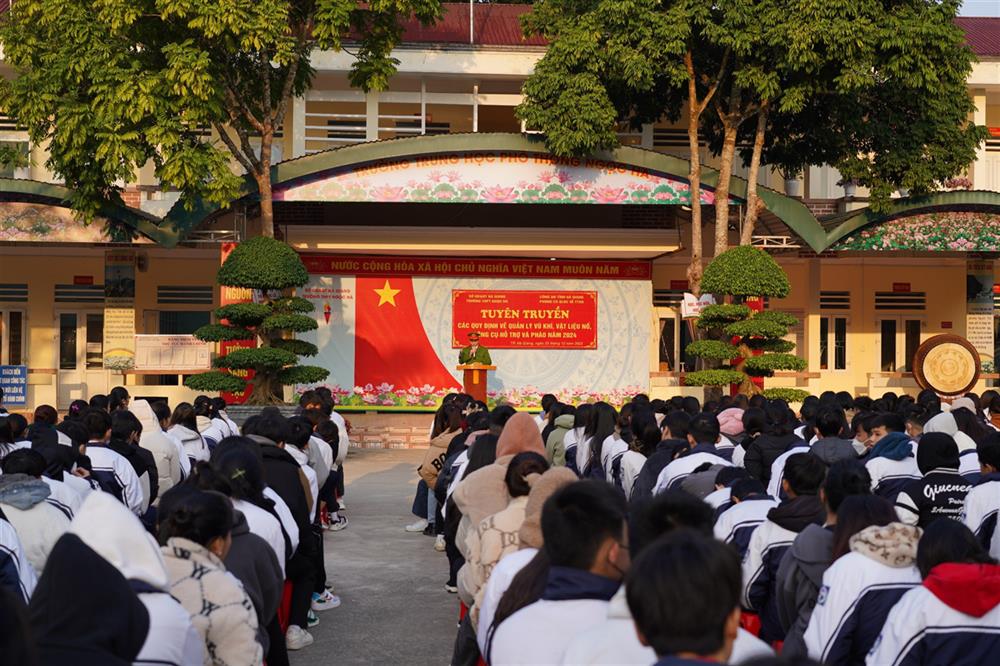 Phòng Cảnh sát Quản lý hành chính về trật tự xã hội tuyên truyền Luật Quản lý, sử dụng VK, VLN, CCHT và pháo tại trường THPT Ngọc Hà.