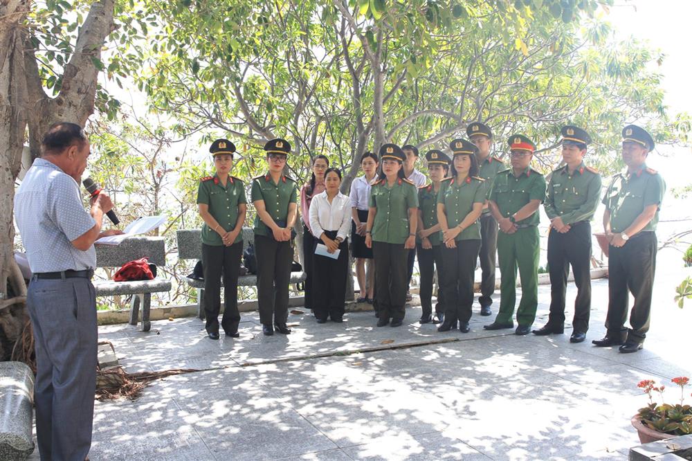 Các đơn vị trong Cụm thi đua nghe ôn lại truyền thống cách mạng về Khu di tích “Tàu không số”.
