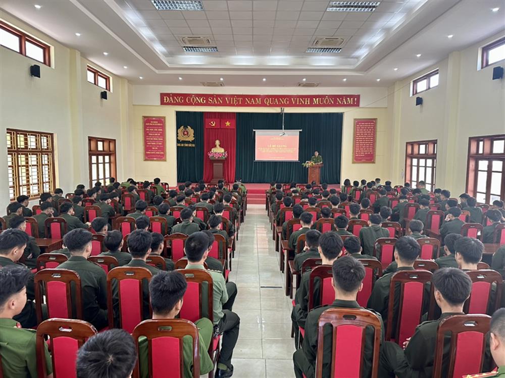 Toàn cảnh bế giảng Lớp huấn luyện.