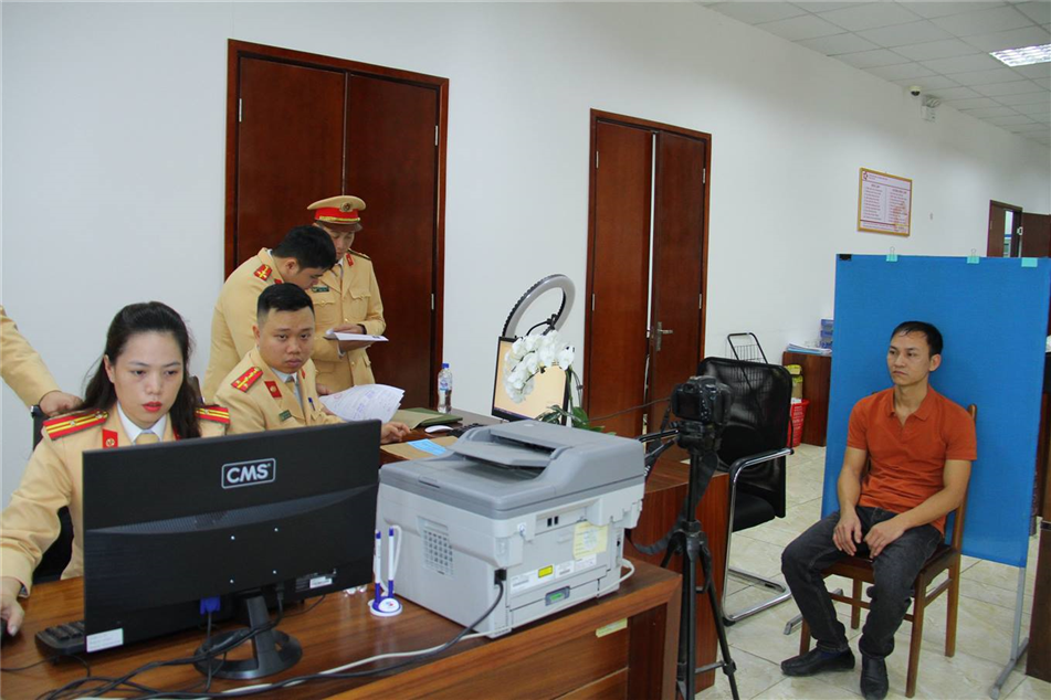 Cán bộ Phòng CSGT Công an Công an Lào Cai hướng dẫn người dân thủ tục cấp, đổi GPLX cho người dân.
