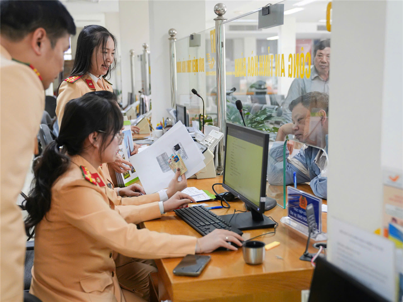 Cán bộ Phòng CSGT Công an Hòa Bình tích cực thực hiện nhiệm vụ cấp, đổi GPLX cho người dân.