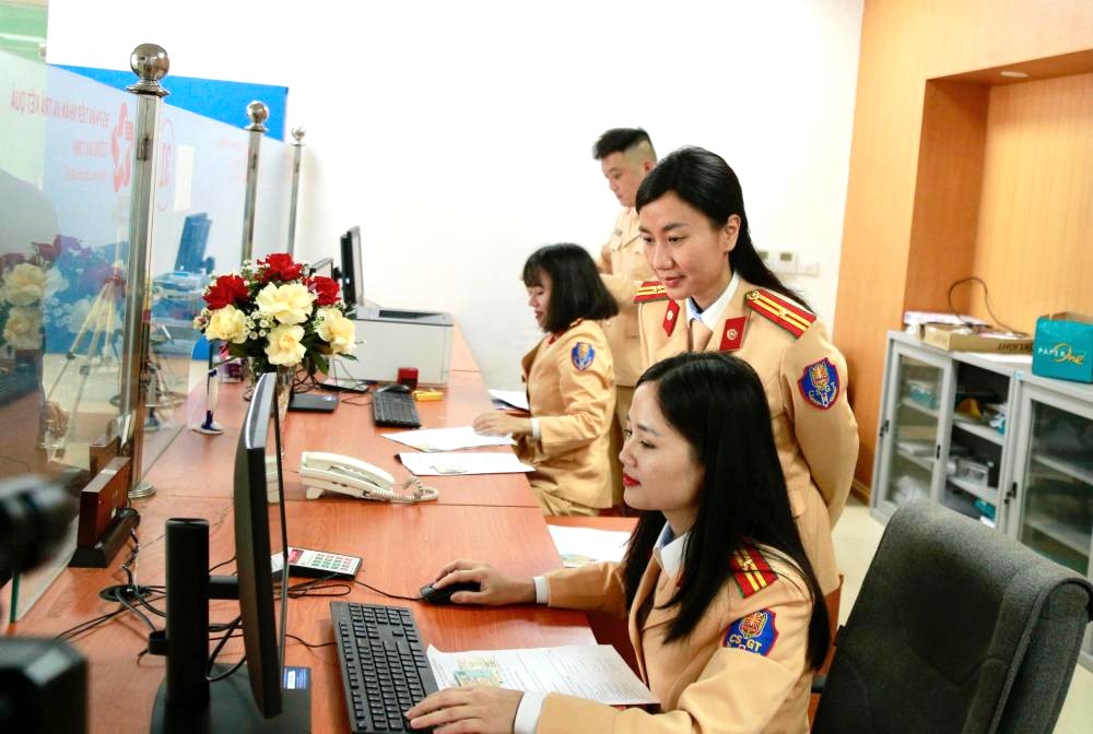 Cán bộ Phòng CSGT Công an Hà Tĩnh thực hiện các quy trình thủ tục cấp, đổi GPLX cho người dân.