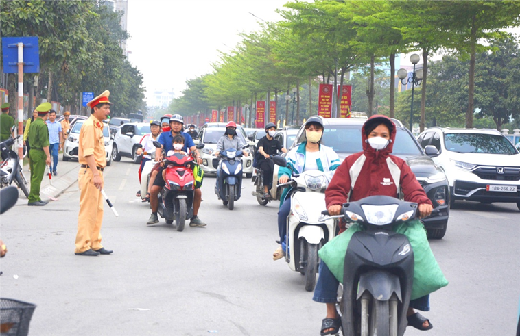 Lực lượng Cảnh sát giao thông tham gia phân luồng, bảo đảm trật tự an toàn giao thông các hoạt động Lễ hội Đền Đô.