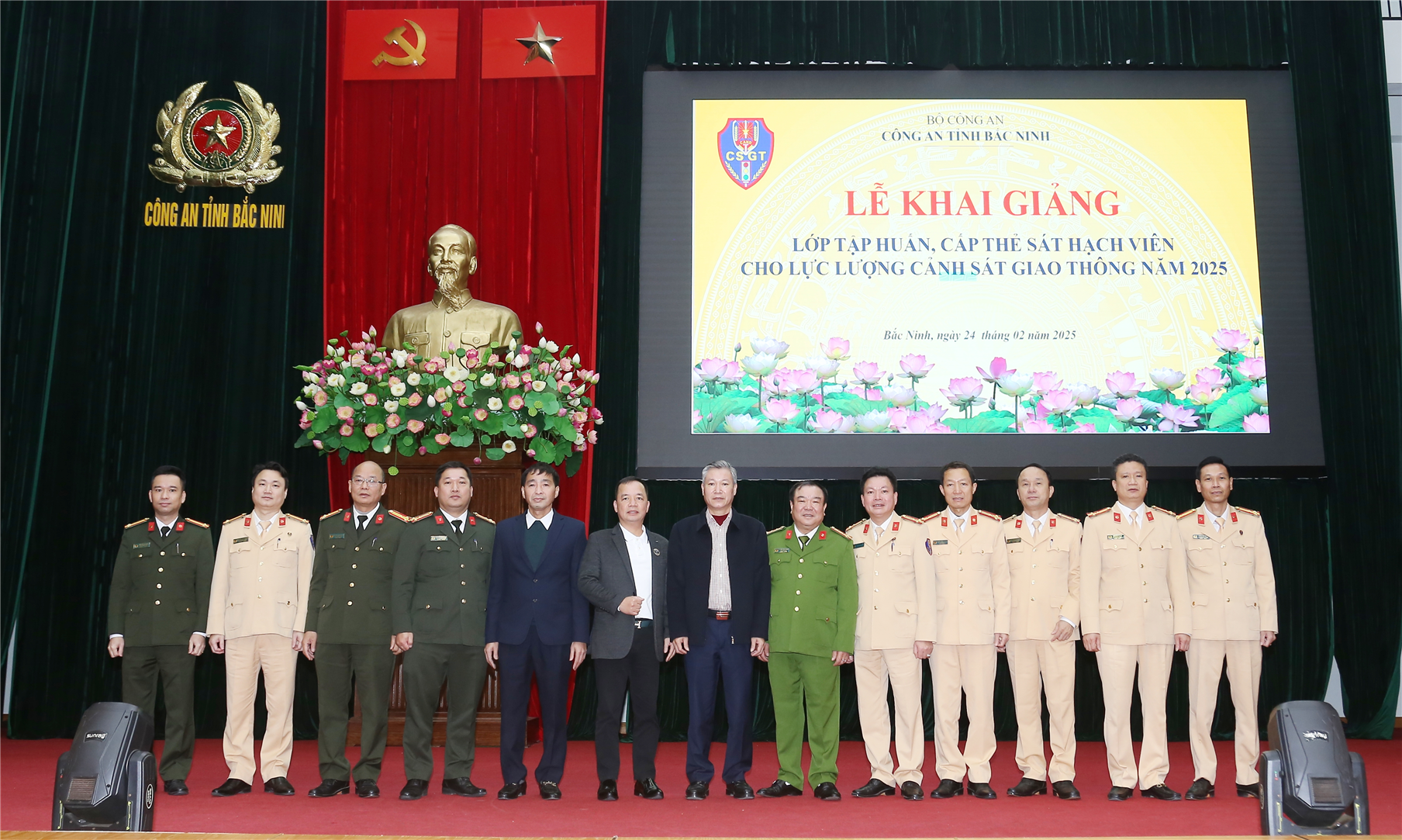 73 học viên là cán bộ CSGT Công an tỉnh Bắc Ninh và Công an tỉnh Lạng Sơn tham gia tập huấn.