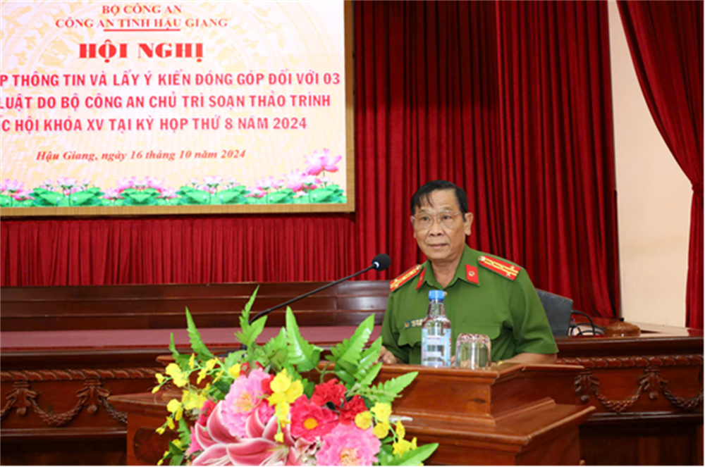 Đại tá Phan Văn Giữ- Phó Giám đốc Công an tỉnh phát biểu tiếp thu, tổng hợp ý kiến và kết thúc Hội nghị.