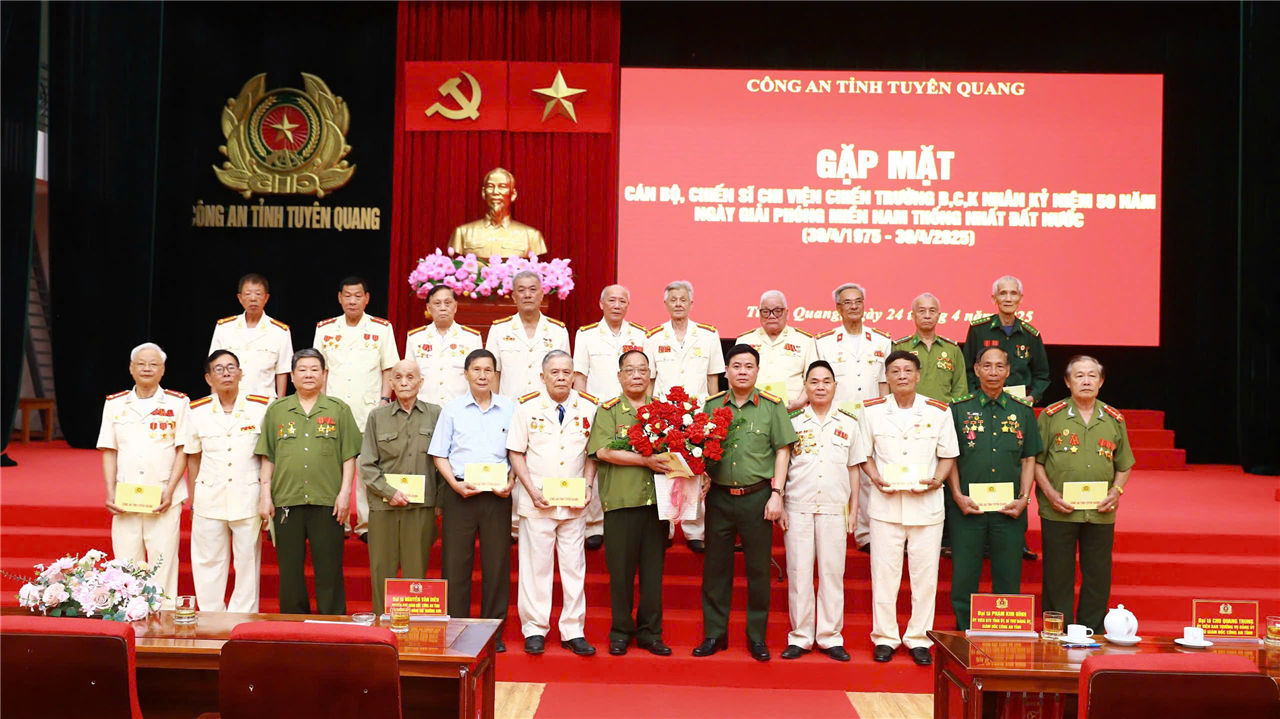Lãnh đạo Công an tỉnh tặng hoa chúc mừng các đồng chí cán bộ Công an chi viện chiến trường miền Nam.