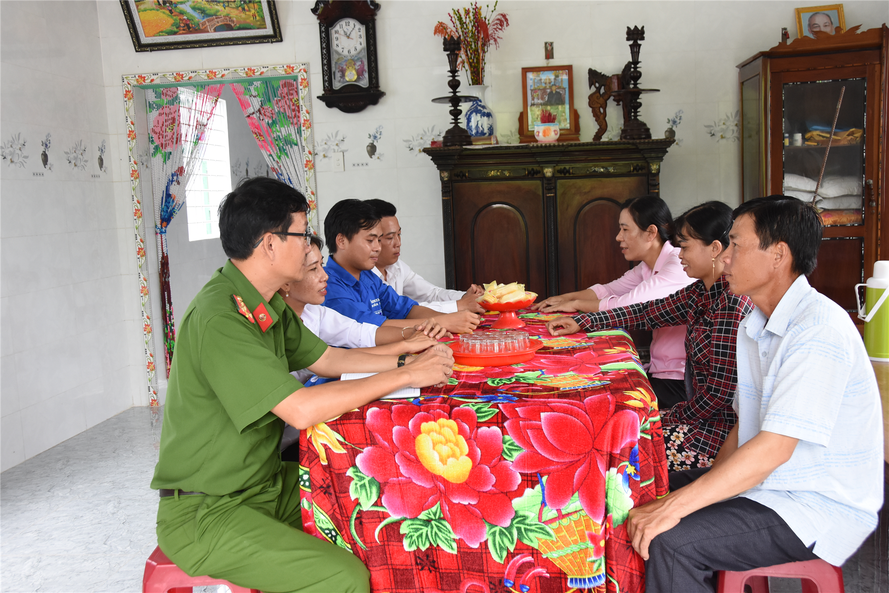 Các ban, ngành, đoàn thể đến thăm gia đình anh Sơn.