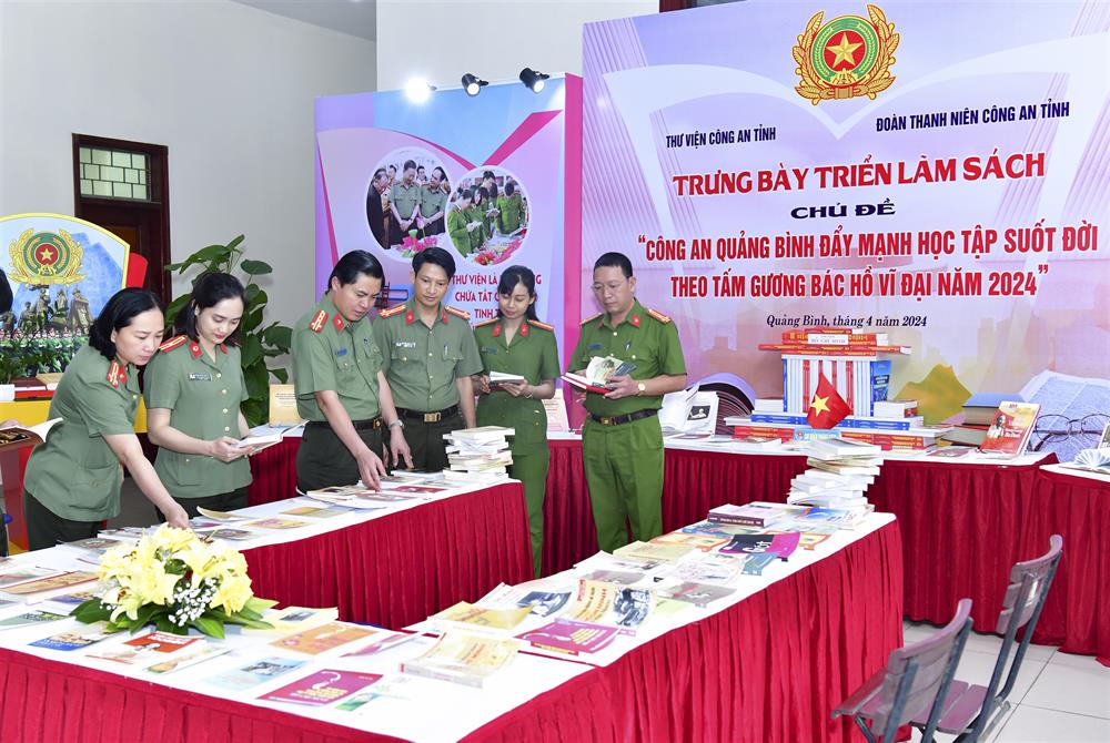 Công an Quảng Bình tổ chức trưng bày triển lãm sách nhân Ngày Sách Việt Nam 21/4.