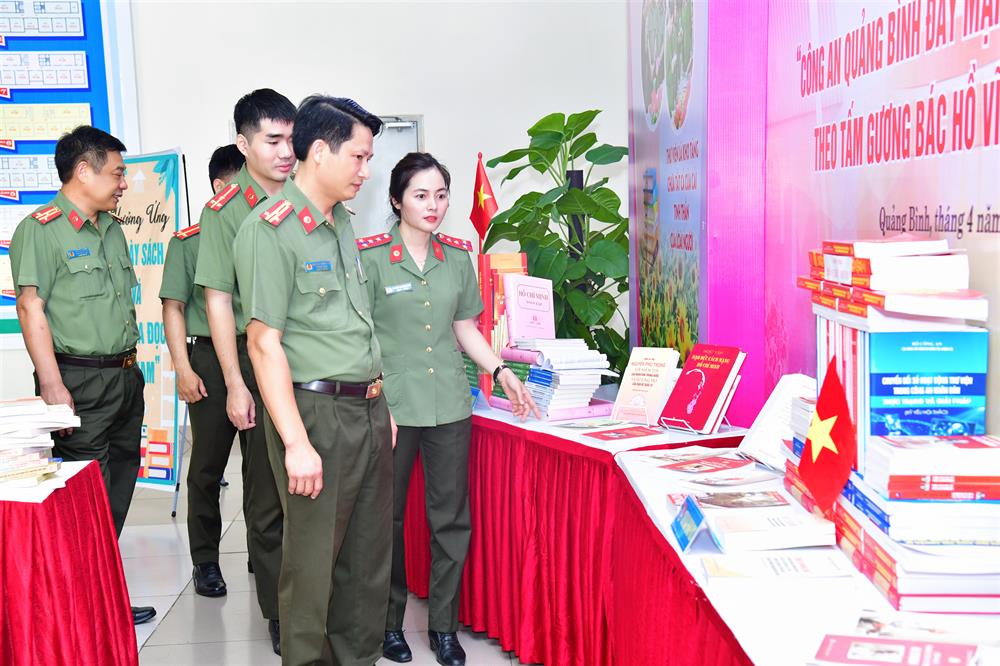 Hàng trăm đầu sách được triển lãm là đợt sinh hoạt chính trị, văn hóa quan trọng cho đông đảo cán bộ, chiến sỹ Công an Quảng Bình tham qua, tìm hiểu và cập nhật nhiều kiến thức bổ ích.