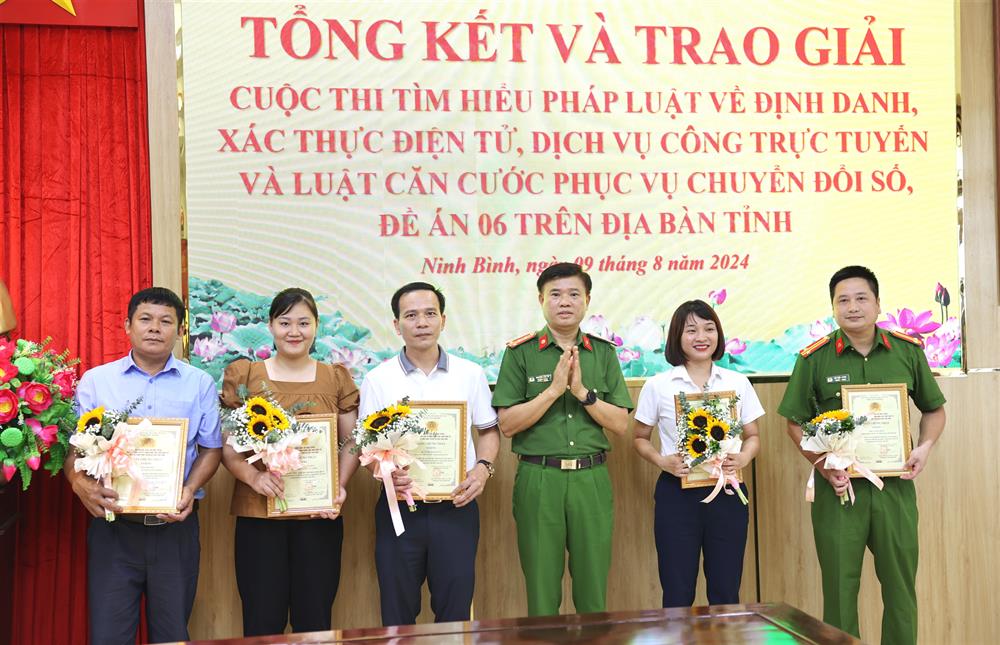 Đại tá Nguyễn Văn Tứ, Trưởng phòng Cảnh sát Quản lý hành chính về trật tự xã hội, Công an tỉnh trao giải Ba cho các cá nhân đạt giải cuộc thi.