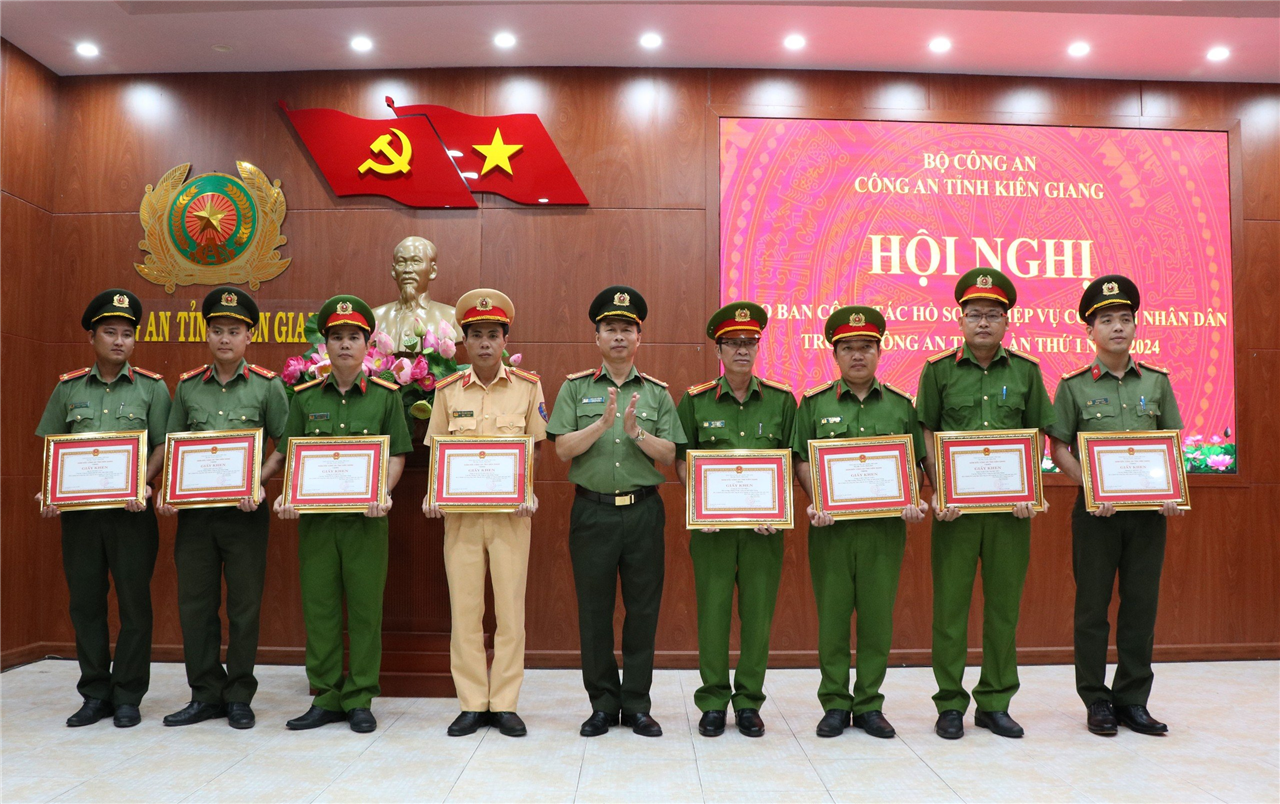 Các tập thể, cá nhân nhận Giấy khen của Giám đốc Công an tỉnh vì có thành tích xuất sắc trong thực hiện công tác hồ sơ nghiệp vụ Công an nhân dân năm 2023.