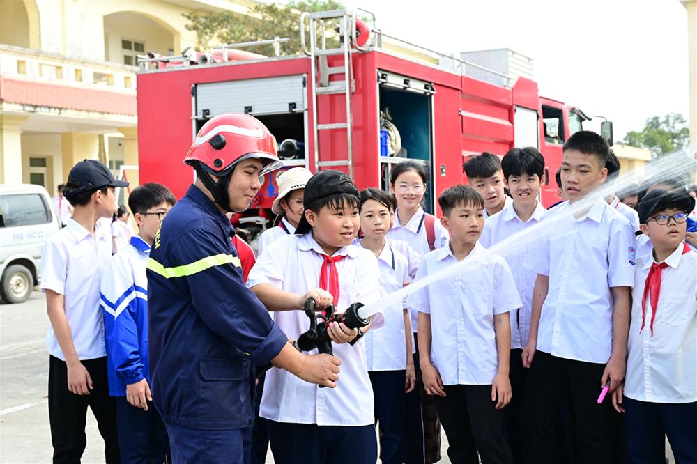 Đông đảo người tham gia tuyên truyền, trải nghiệm, thực hành chữa cháy, CNCH.